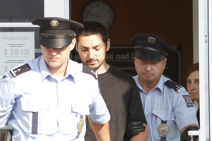 Policie odvádí muže obviněného v souvislosti s pohřešováním dětí z Litoměřicka od Okresního soudu v Ústí nad Labem.