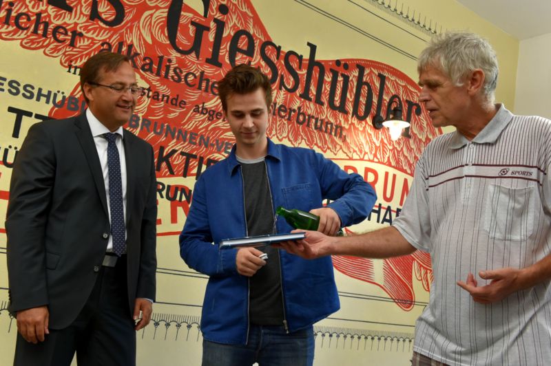 Zleva Martin Hanzl ze společnosti Karlovarské minerální vody, herec Jáchym Novotný a vydavatel Miroslav Morávek.