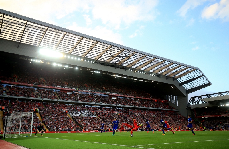 Trenér fotbalistů Liverpoolu Jürgen Klopp se před úvodním domácím zápasem sezony rozhodl změnit barvu sítí u branek ze zavedené červené na bílou. Trenér fotbalistů Liverpoolu Jürgen Klopp se před úvodním domácím zápasem sezony rozhodl změnit barvu sítí u branek ze zavedené červené na bílou.