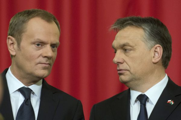 Zleva Donald Tusk s Viktorem Orbánem. 