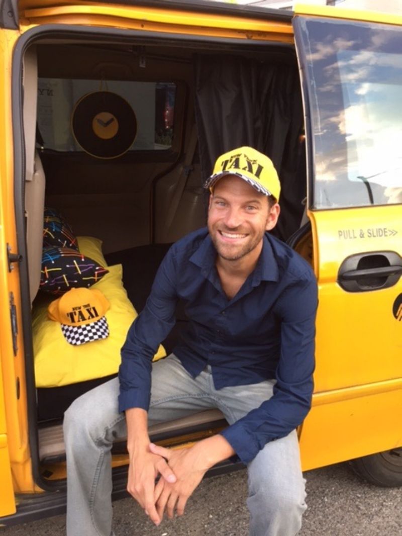 Taxi na přespání a tvůrce nápadu Jonathan Powley. Taxi na přespání a tvůrce nápadu Jonathan Powley.