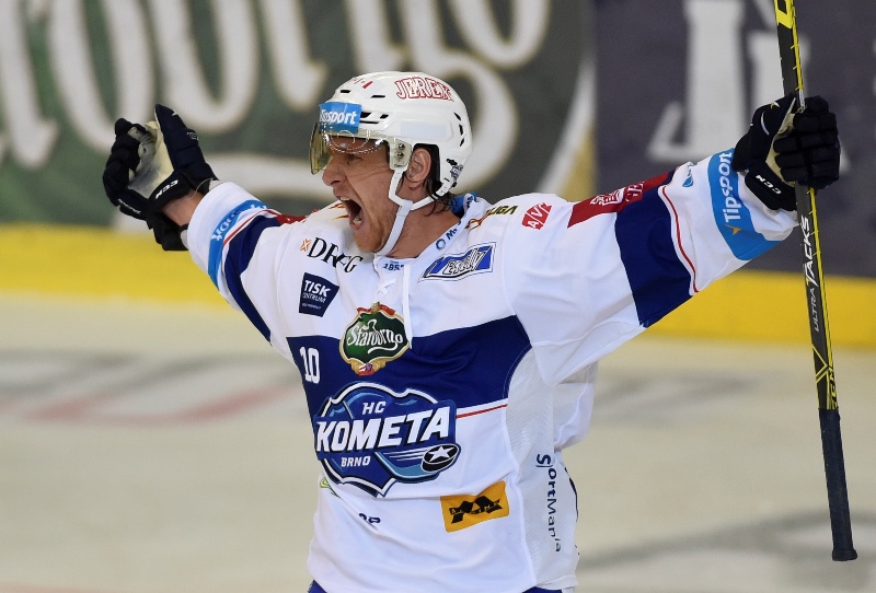 Hvězdou hokejového večera v Brně byl v duelu s Mladou Boleslaví pětatřicetiletý útočník Martin Erat, který dvěma góly a jednou asistencí potvrdil vůdčí roli v týmu. Hvězdou hokejového večera v Brně byl v duelu s Mladou Boleslaví pětatřicetiletý útočník Martin Erat, který dvěma góly a jednou asistencí potvrdil vůdčí roli v týmu.