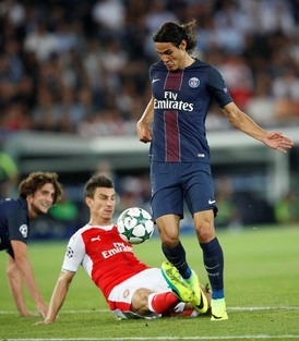 Edinson Cavani hodně potrápil obranu Arsenalu.