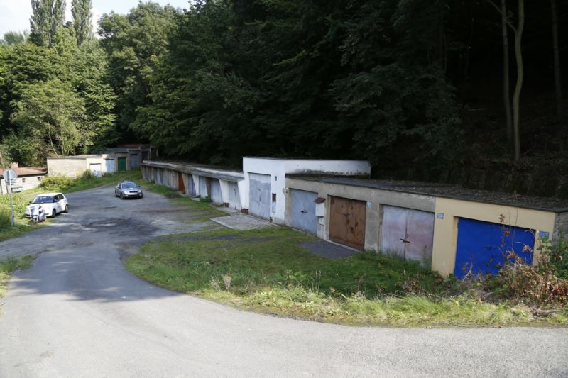 Garáže  v Ústí nad Labem - Střekově. V jedné z nich držel únosce šestnáctiletého chlapce a o tři roky mladší dívku z Litoměřicka.