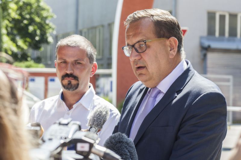 Zleva: předseda podnikových odborů Jiří Ryzka, ministr průmyslu Jan Mládek
