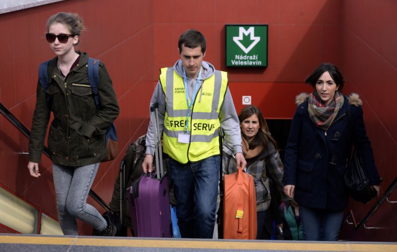 Chybějící eskalátory zastupovali nosiči kufrů, kteří cestujícím zavazadla do schodů pomáhali vynést. Chybějící eskalátory zastupovali nosiči kufrů, kteří cestujícím zavazadla do schodů pomáhali vynést.