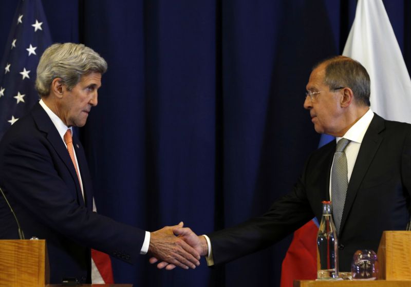 Americký ministr zahraničí John Kerry (vlevo) a jeho ruský protějšek Sergej Lavrov.