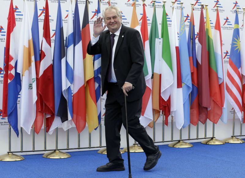 Prezident Miloš Zeman trpí polyfunkční neuropatií, vyznačující se necitlivostí nohou od kotníků dolů. Kvůli nemoci používá hlava státu při chůzi hůlku.