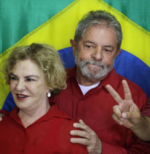 Bývalý brazilský prezident Luiz Inácia Lula je společně se svou manželkou obžalován z dávání či přijímání úplatků a praní špinavých peněz.