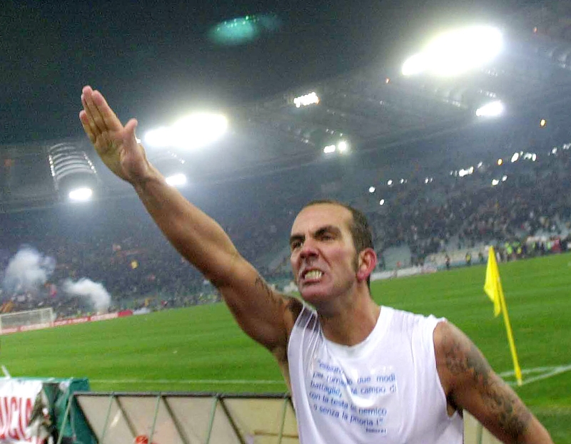 Televizní stanice Sky Sport ukončila spolupráci s bývalým italským fotbalistou a trenérem Paolem Di Caniem kvůli tomu, že ve vysílání ukázal fašistické tetování. 