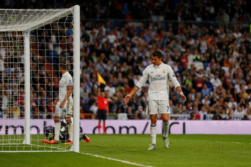 Ačkoli fanoušci Realu Madrid slavili velký obrat v závěru utkání se Sportingem Lisabon, hlavní hvězda týmu Cristiano Ronaldo po vydřené výhře 2:1 v úvodním kole Ligy mistrů zvedal varovně prst. Ačkoli fanoušci Realu Madrid slavili velký obrat v závěru utkání se Sportingem Lisabon, hlavní hvězda týmu Cristiano Ronaldo po vydřené výhře 2:1 v úvodním kole Ligy mistrů zvedal varovně prst.