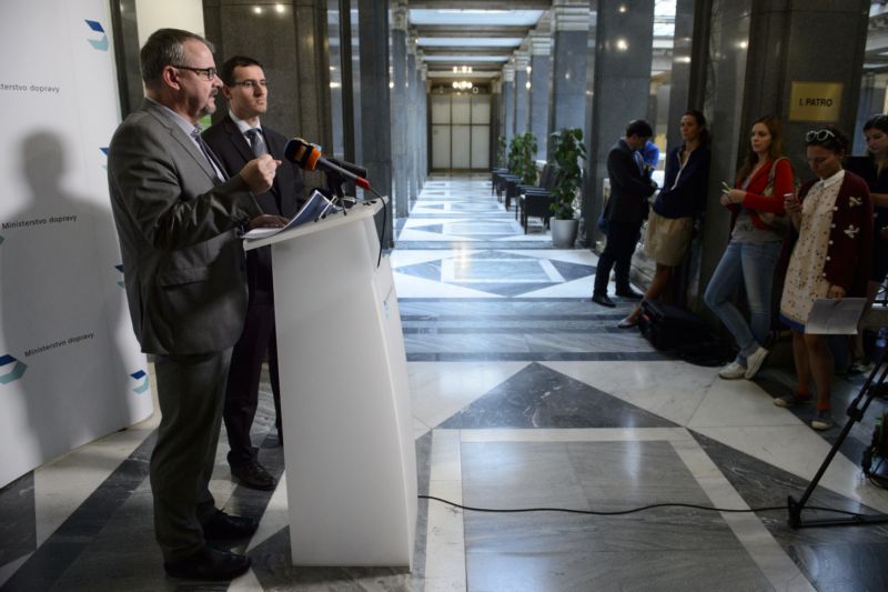 Ministr dopravy Dan Ťok a tiskový mluvčí Tomáš Neřold. 