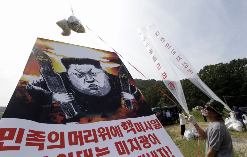 Jihokorejští aktivisté použili k vyslání propagandistických letáků přes hranici do Severní Koreje obří balony napuštěné heliem.