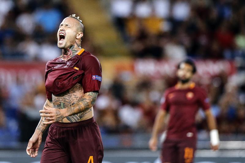 Radja Nainggolan, záložníkBelgický rebel, jemuž je tolerováno i kouření. Jako fotbalista se totiž může pyšnit záblesky geniality. Stačí vzpomenout na jeho parádní trefu na Euru do sítě Walesu. Potetovaný fotbalista s indonéskými kořeny je i díky svým "parádám" na hlavě nepřehlédnutelný. Snad se neztratí ani plzeňské obraně.
Belgický reprezentant s indonéskými kořeny na sebe upoutává pozornost sám o sobě - ať už čírem, spoustou tetování či ne zrovna ideální životosprávou (trenéři mu tolerují kouření cigaret). Na Euru na sebe upozornil i tímto parádním gólem z uctivé dálky, který byl zároveň tím posledním belgickým na šampionátu. Radja Nainggolan, záložníkBelgický rebel, jemuž je tolerováno i kouření. Jako fotbalista se totiž může pyšnit záblesky geniality. Stačí vzpomenout na jeho parádní trefu na Euru do sítě Walesu. Potetovaný fotbalista s indonéskými kořeny je i díky svým "parádám" na hlavě nepřehlédnutelný. Snad se neztratí ani plzeňské obraně.
Belgický reprezentant s indonéskými kořeny na sebe upoutává pozornost sám o sobě - ať už čírem, spoustou tetování či ne zrovna ideální životosprávou (trenéři mu tolerují kouření cigaret). Na Euru na sebe upozornil i tímto parádním gólem z uctivé dálky, který byl zároveň tím posledním belgickým na šampionátu.