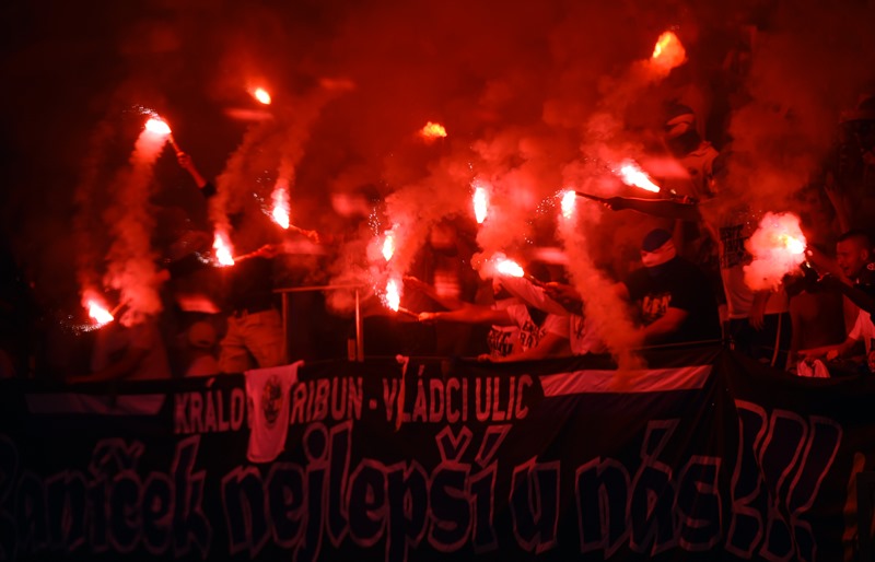 Tři z šesti výtržníků, kteří byli zadrženi ve středu v Ostravě během násilností před a během fotbalového zápasu Baníku Ostrava s Opavou, jsou stále v rukou policie. Tři z šesti výtržníků, kteří byli zadrženi ve středu v Ostravě během násilností před a během fotbalového zápasu Baníku Ostrava s Opavou, jsou stále v rukou policie.