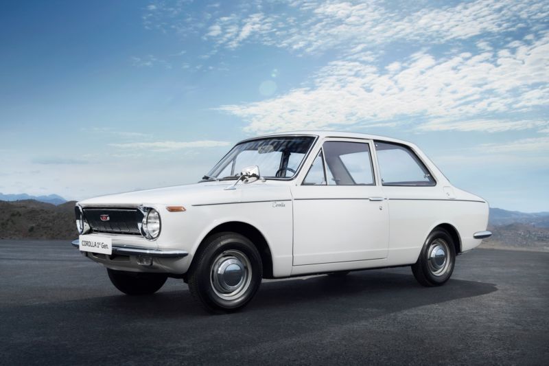 Takhle vypadala Toyota Corolla před padesáti lety.
