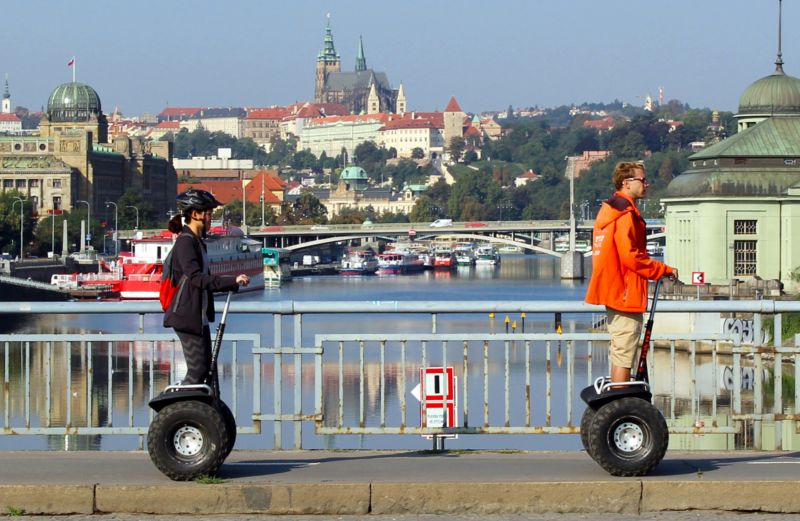Turisté nadále používají segwaye.