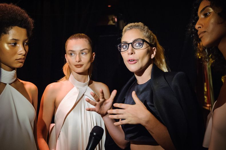Zpěvačka Lady Gaga (vpravo).