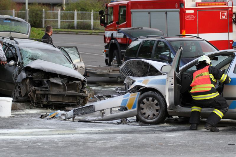 Policejní vůz se srazil s osobním autem (ilustrační foto).