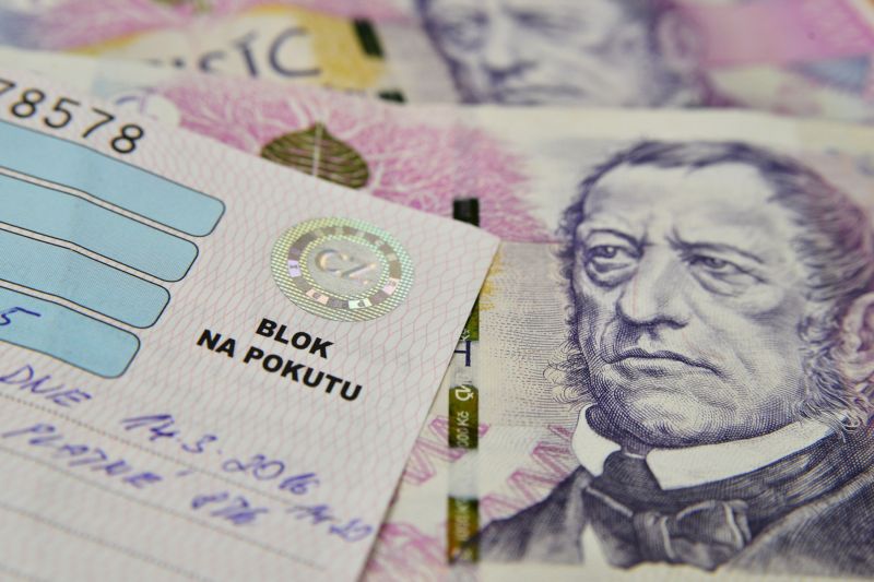 Poslanci navrhují zrušit pokutu za urážku úředníků.