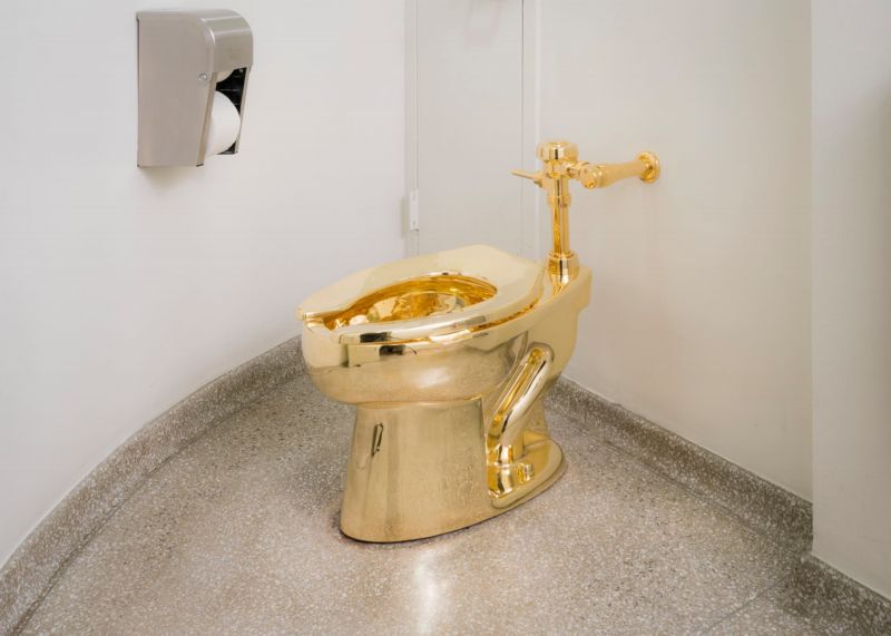 Zlatou toaletu vytvořil italský umělec Maurizio Cattelan. Zlatou toaletu vytvořil italský umělec Maurizio Cattelan.