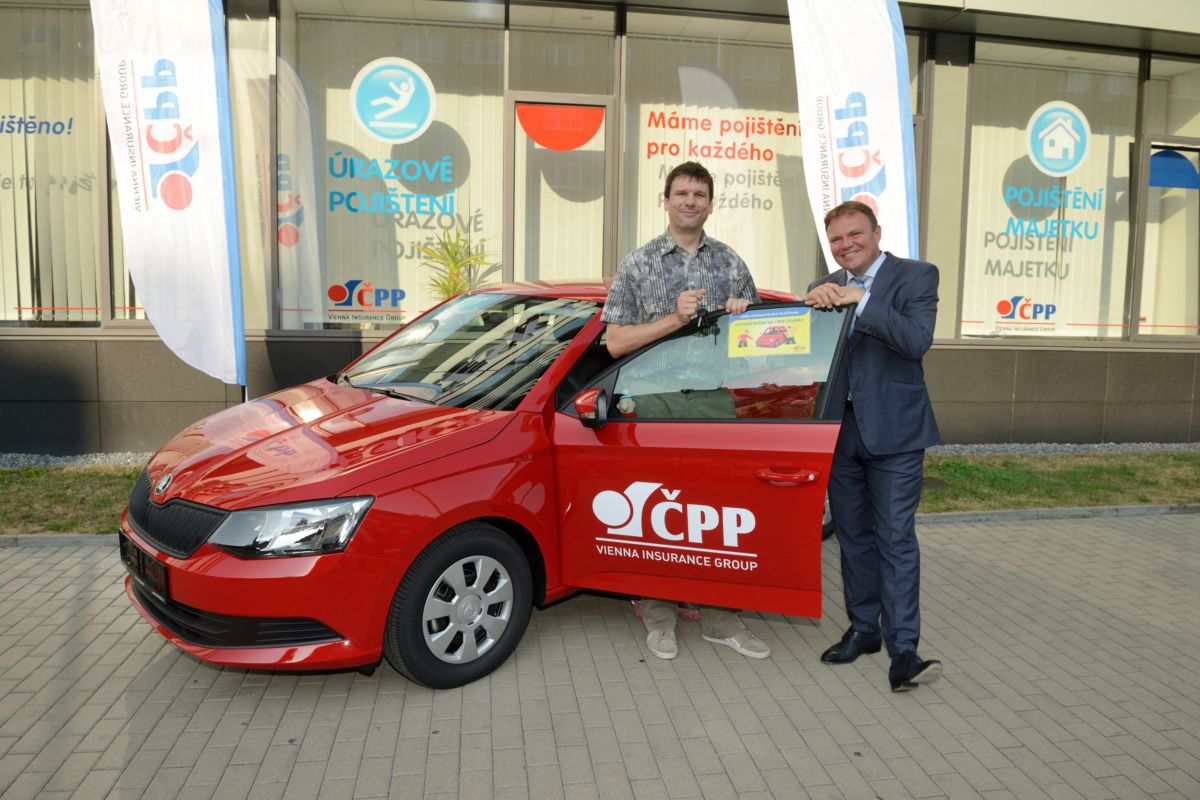 Jeden z výherců, Michal Máša z Prahy (vlevo), si převzal osobní vůz Škoda Fabia od generálního ředitele ČPP Jaroslava Besperáta.  