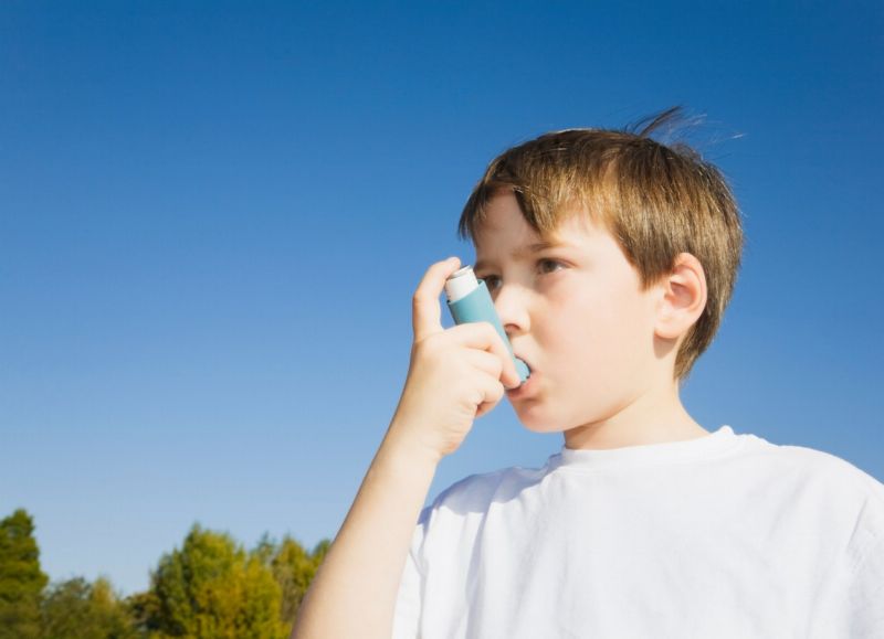 Chlapec s inhalátorem (ilustrační foto).