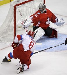 Brankář Carey Price likviduje zákrok Alexandra Ovečkina.
