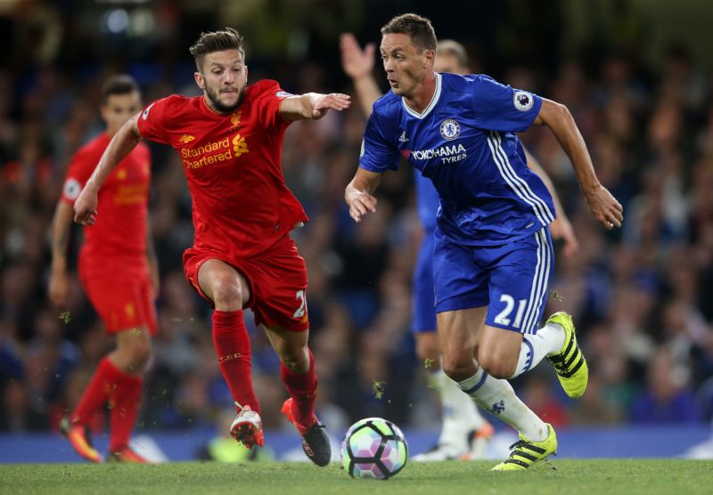 Útočník Liverpoolu Adam Lallana (vlevo) a obránce Chelsea Nemanja Matić.