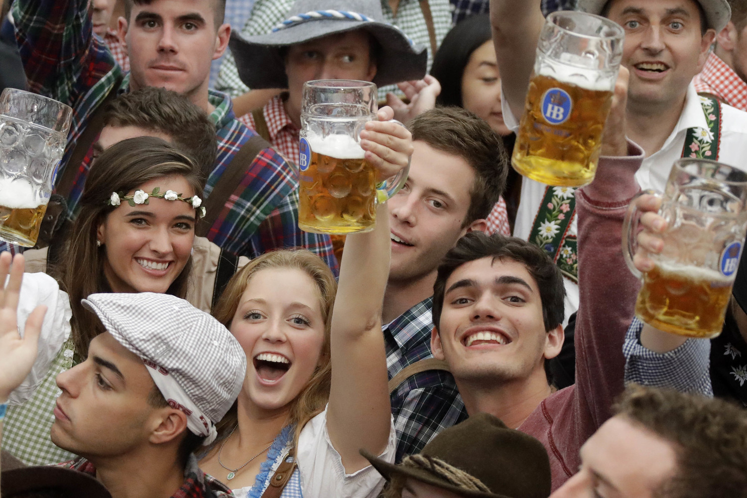 Po slavnostním zahájení je Oktoberfest v plném proudu.