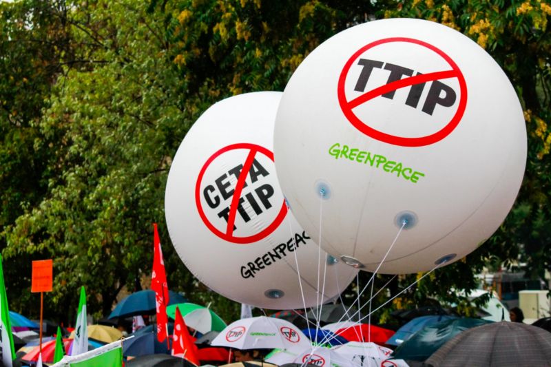 Protesty proti smlouvám o volném obchodu v Německu.