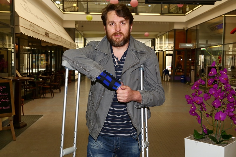 Tomáš Hauptvogel ještě o berlích.
