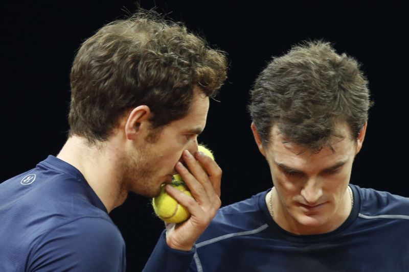 Britští tenisté Andy a Jamie Murray (vpravo).
