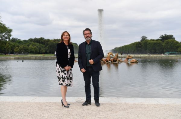 Umělec a designér Olafur Eliasson před vodopádem. 
