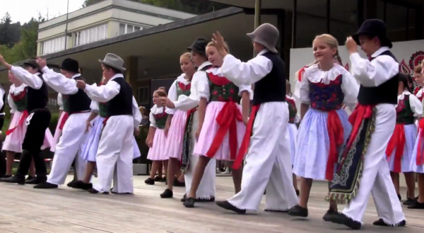 Snímek z 20. ročníku festivalu dětských folklorních souborů. 