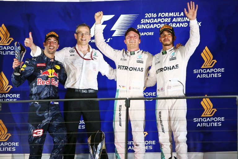 Ve Velké ceně Singapuru zvítězili Rosberg. Za ním dojeli Ricciardo a Hamilton.