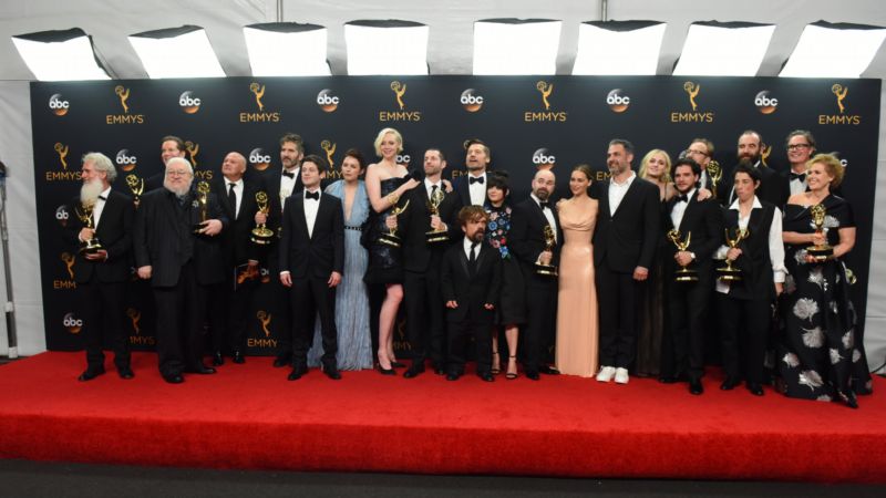 Herci a autor knižní předlohy na 68. ročníku předávání cen Emmy.