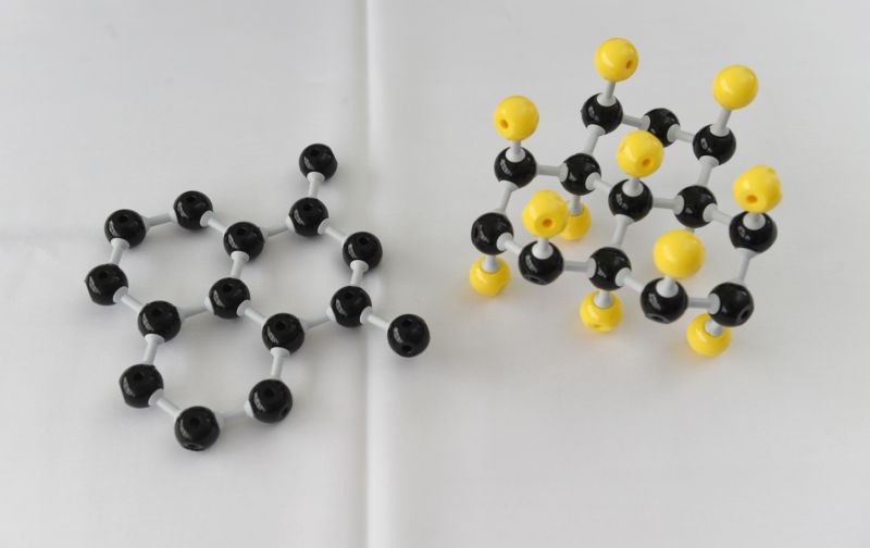 Na snímku jsou modely struktury materiálu grafen (vlevo) a fluorografen (vpravo).