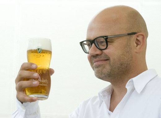 Autorem designu budvarských sklenic je sklářský výtvarník a designér Rony Plesl