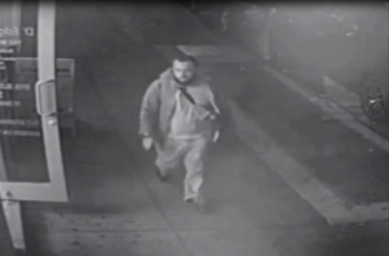Ahmad Khan Rahami na videozáznamu.