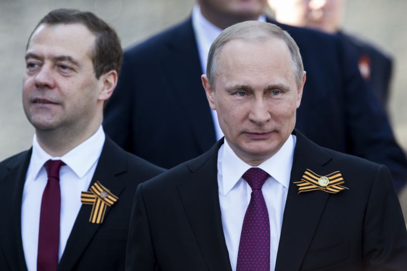 Ruský premiér Dmitrij Medveděv a prezident Vladimír Putin.