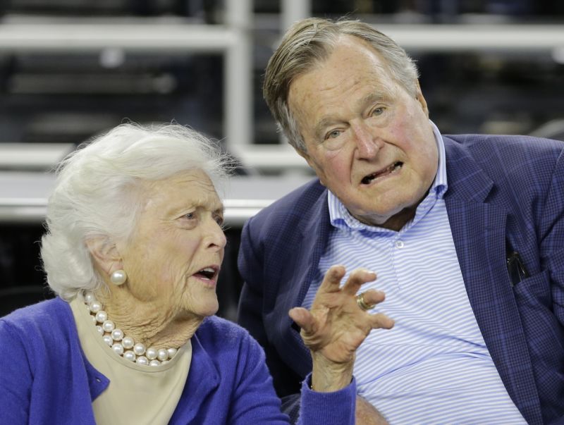 George H. W. Bush se svou manželkou Barbarou.