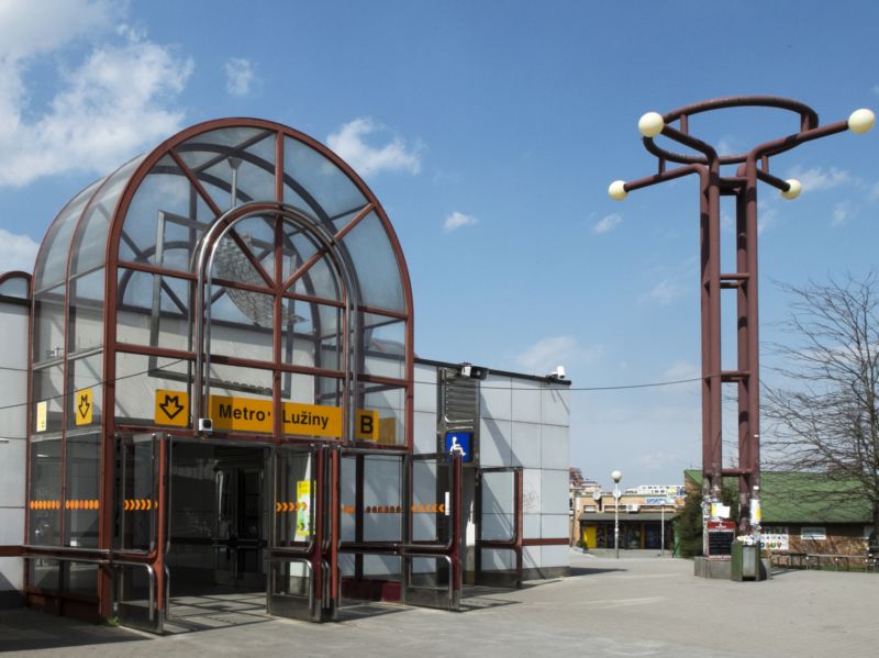 Stanice metra Lužiny.