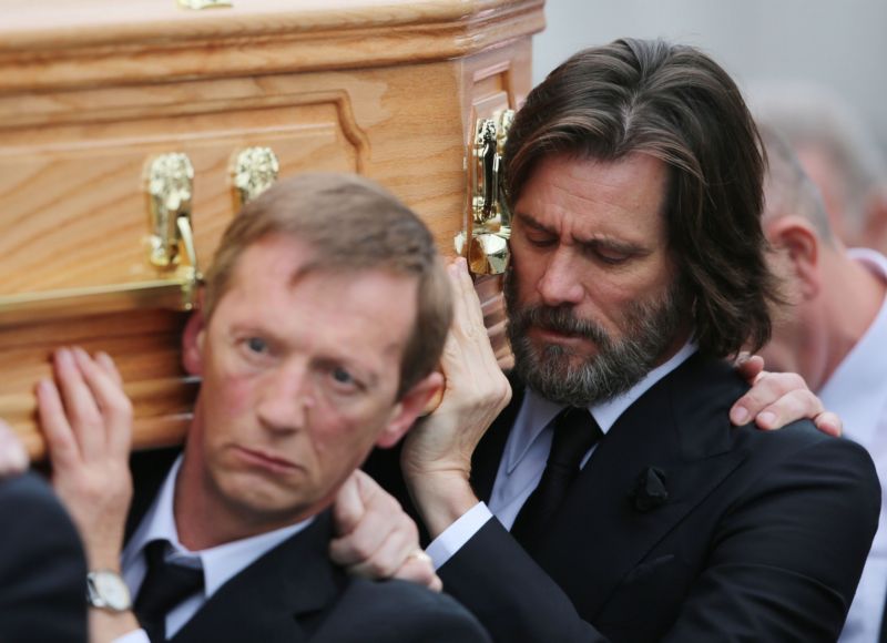 Herec Jim Carrey na pohřbu jeho expřítelkyně Cathriony Whiteové.