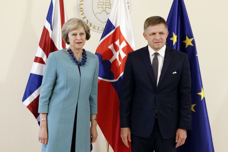 Britská premiérka Theresa Mayová a její slovenský protějšek Robert Fico.