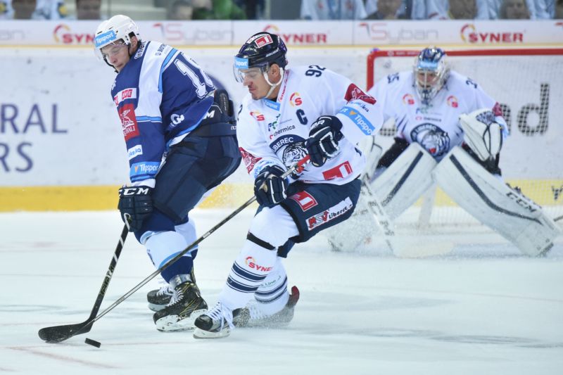 Hokejisté Liberce porazili Liberec. V souboji liberecký kapitán Branko Radivojevič (vpravo) a Dominik Kubalík.