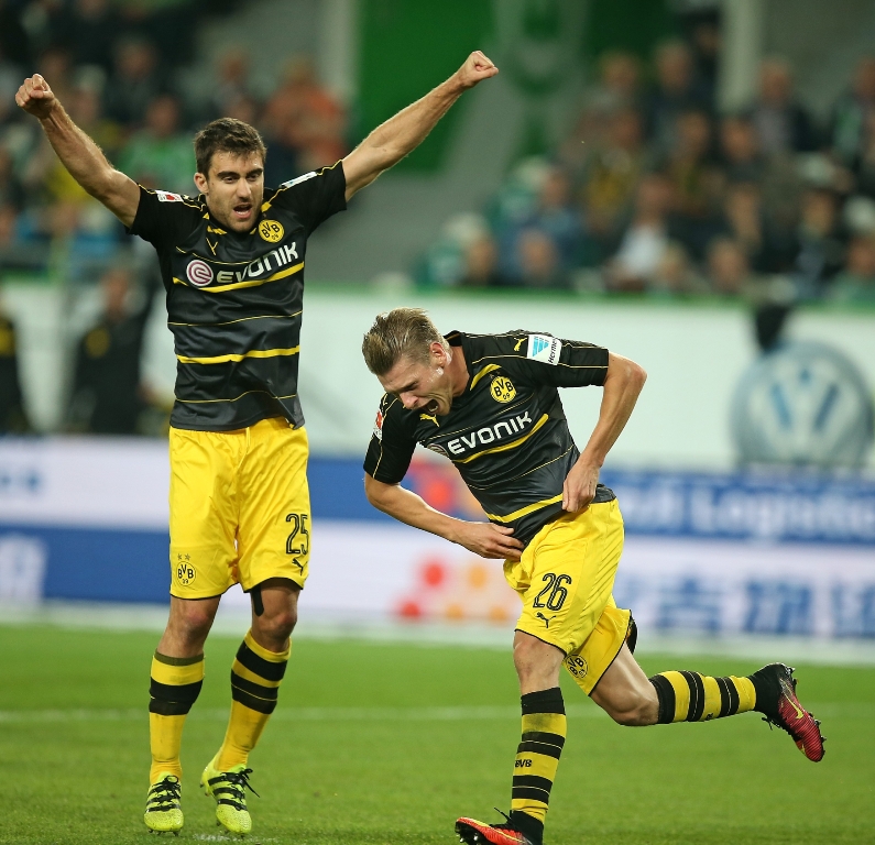 Fotbalisté Dortmundu se radují ze vstřelené branky.