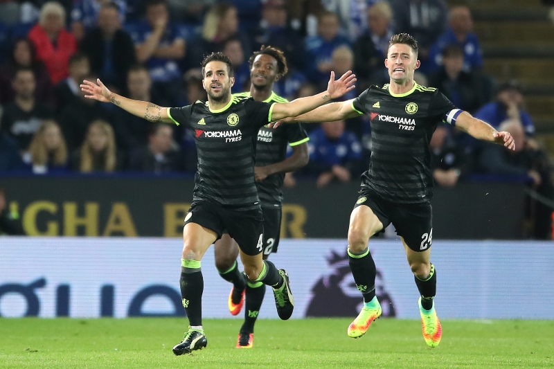 Fotbalisté Chelsea se radují ze vstřelené branky.