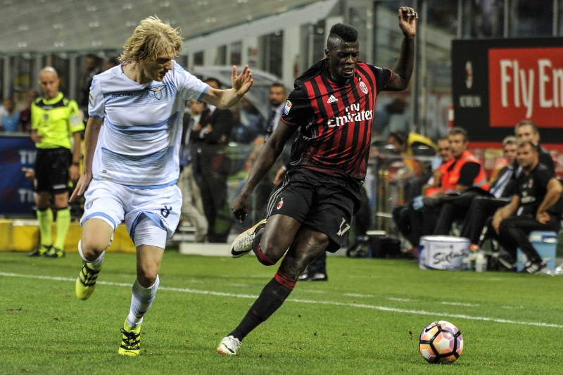 Fotbalisté AC Milán porazili Lazio Řím 2:0.