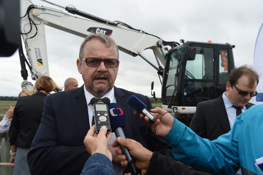 Ministr dopravy Dan Ťok (za ANO).
